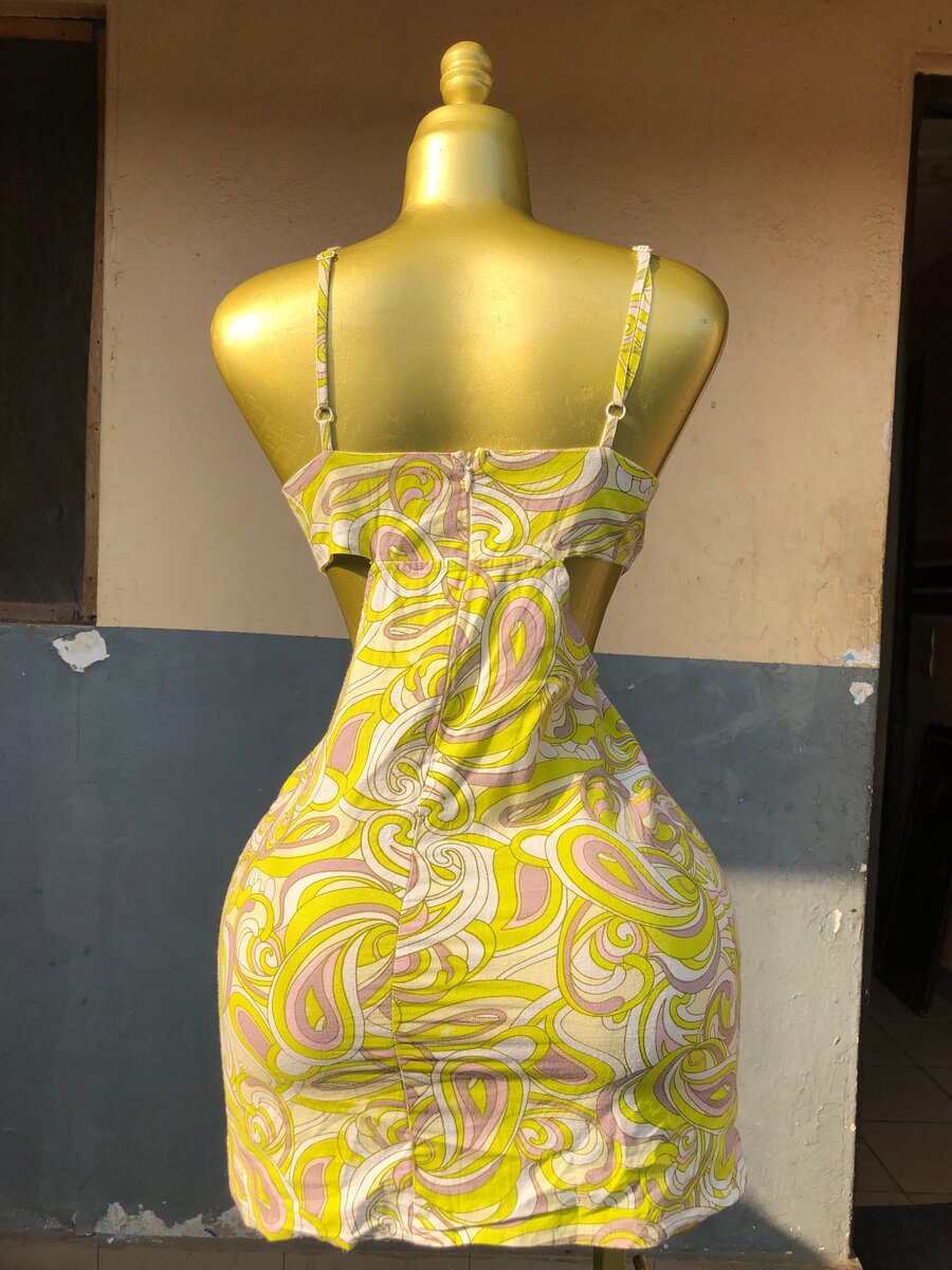 Robe jaune à motifs