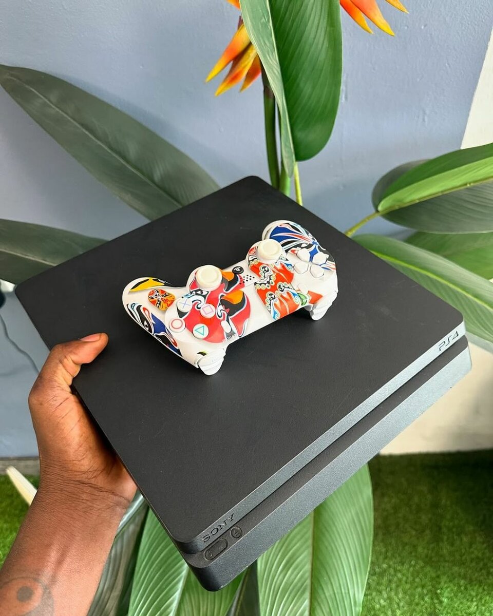 PS4 Slim 500GB/ Comes With 3 Offline Games