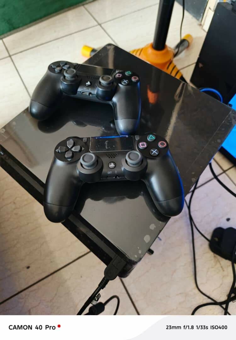Ps4 slim + 2 manettes  craque