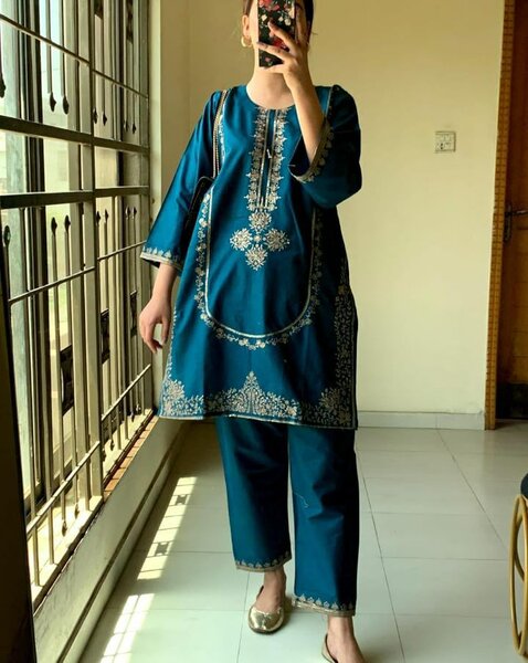 Ladies embroided 2pc suit in lilen fabric