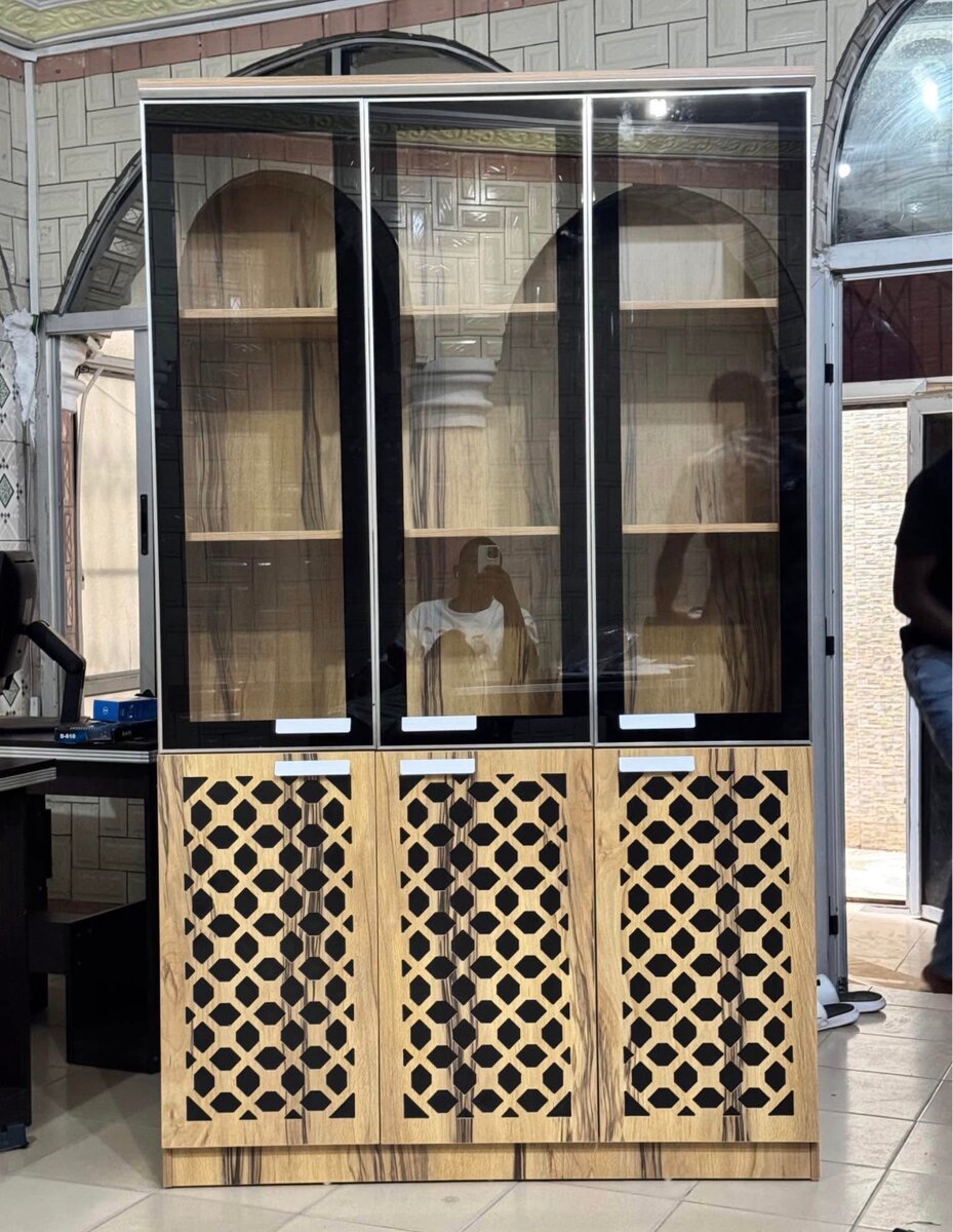 Vitrine en bois avec portes en verre