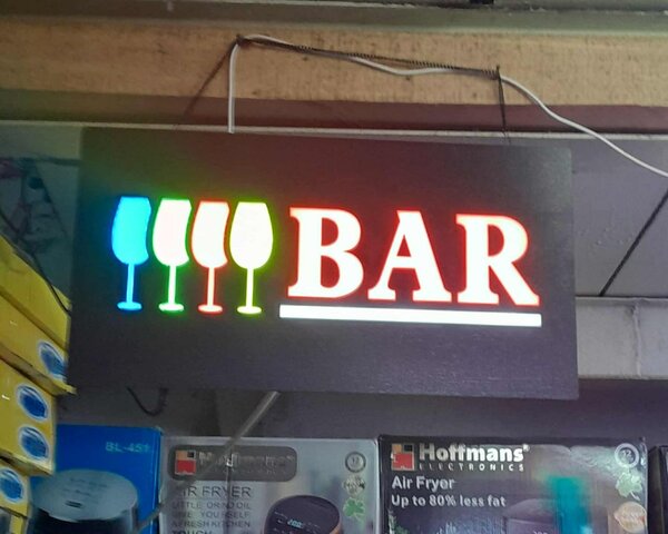 Enseigne néon bar coloré