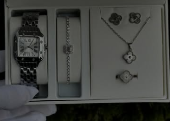 Комплект с наручными часами для женщин