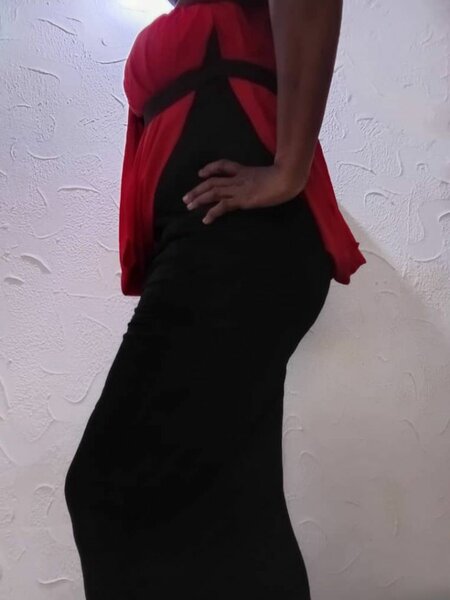 Robe asymétrique rouge et noire