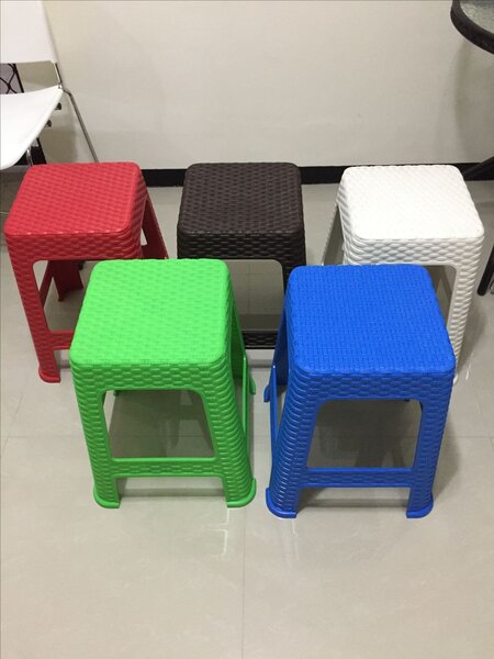 Tabouret en plastique multicolore