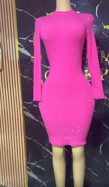 Robe moulante pailletée rose