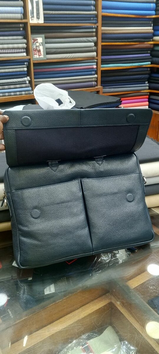 Élégante sacoche en cuir noir