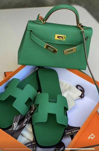 Sandales et sac à main assortis