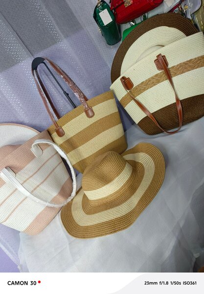 Sac et Chapeau en Paille Élégants