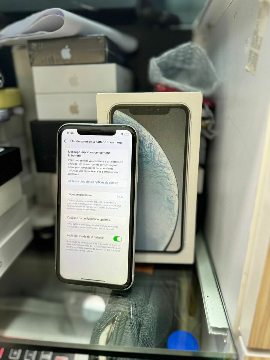 *iphone XR 64giga tout propre dos change :