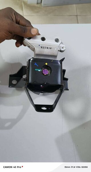 Support moteur droit DZIRE