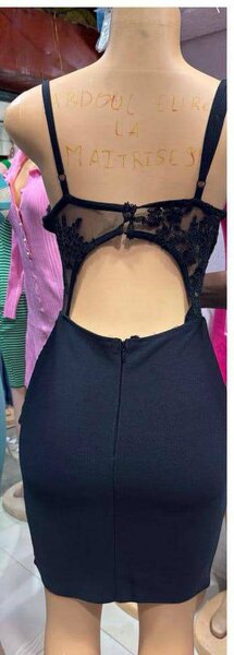 Robe Noire Dentelle Élégante