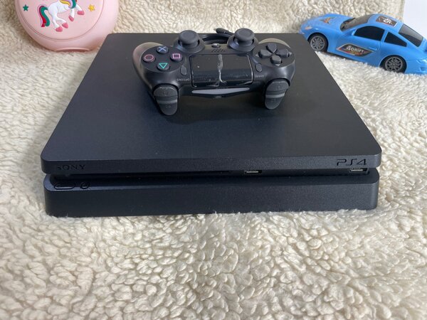 Ps4 Slim Quasi avec 10 Jeux intégrés