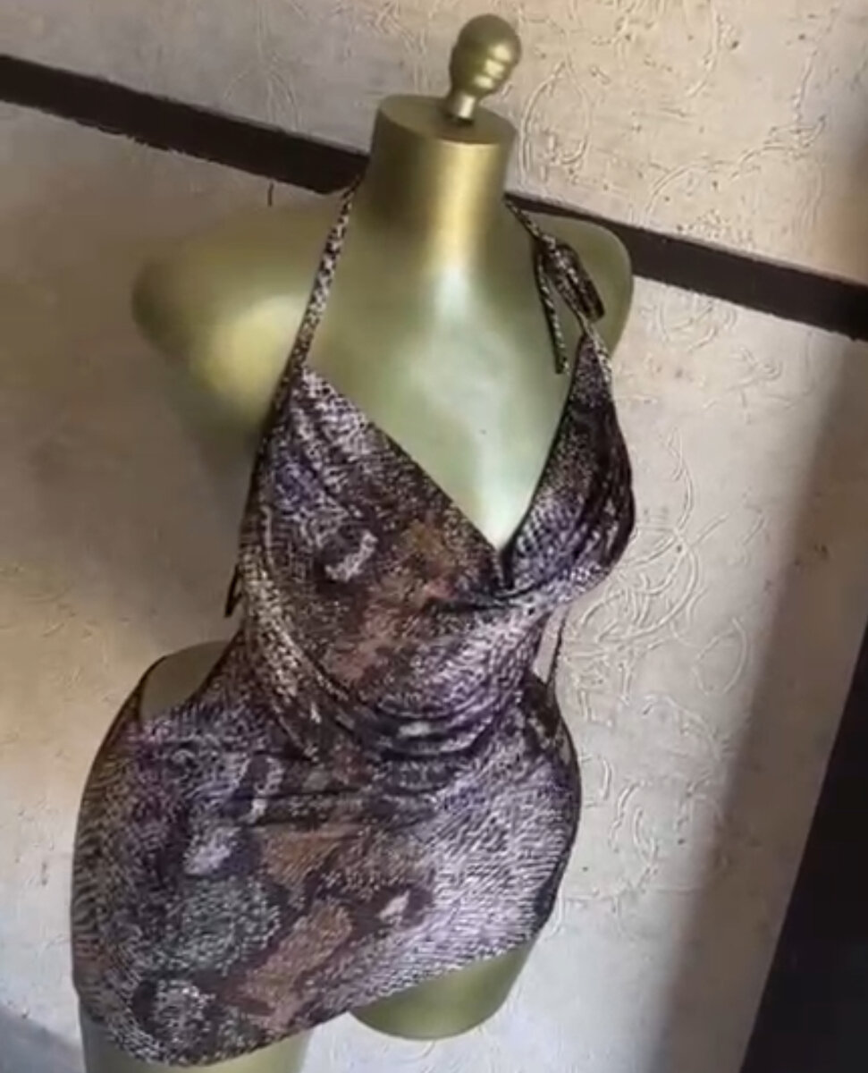 Robe courte serpent évasée