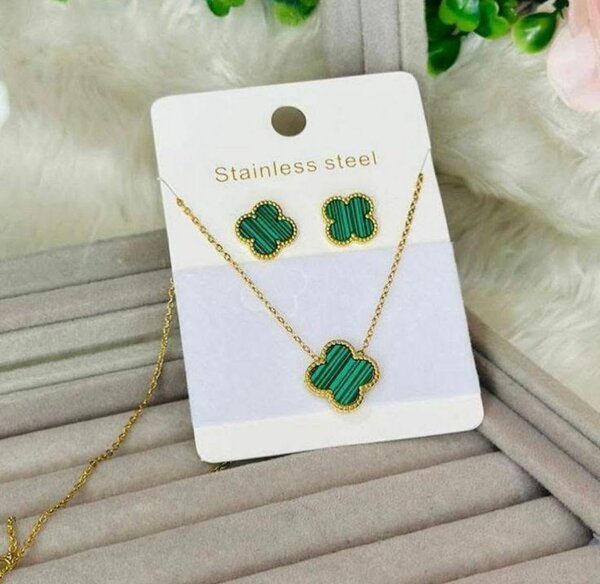 Bijoux en acier inoxydable élégant