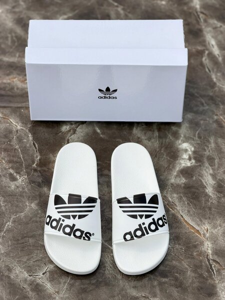Claquettes Adidas blanches