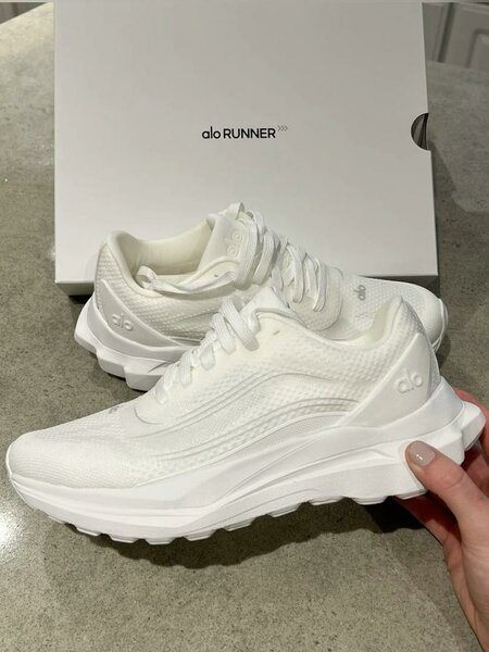 Alo Runner Baskets Blanches