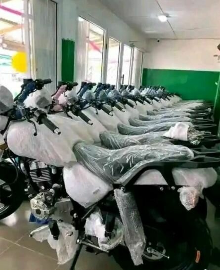 Motos neuves sous plastique