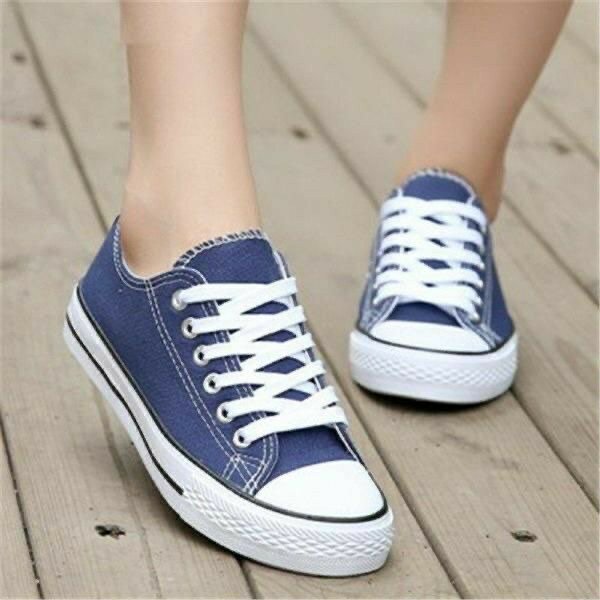 Baskets en toile bleue classiques