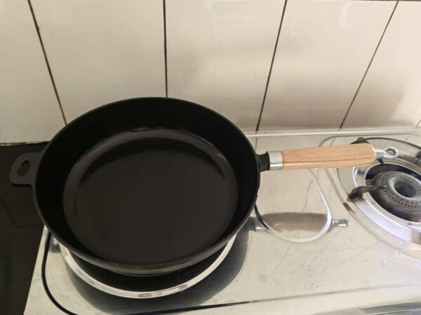 31 cm Cast Iron Pan