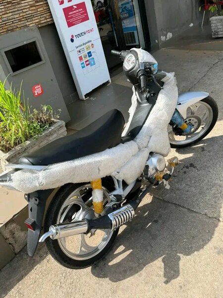 Moto argenté endommagé