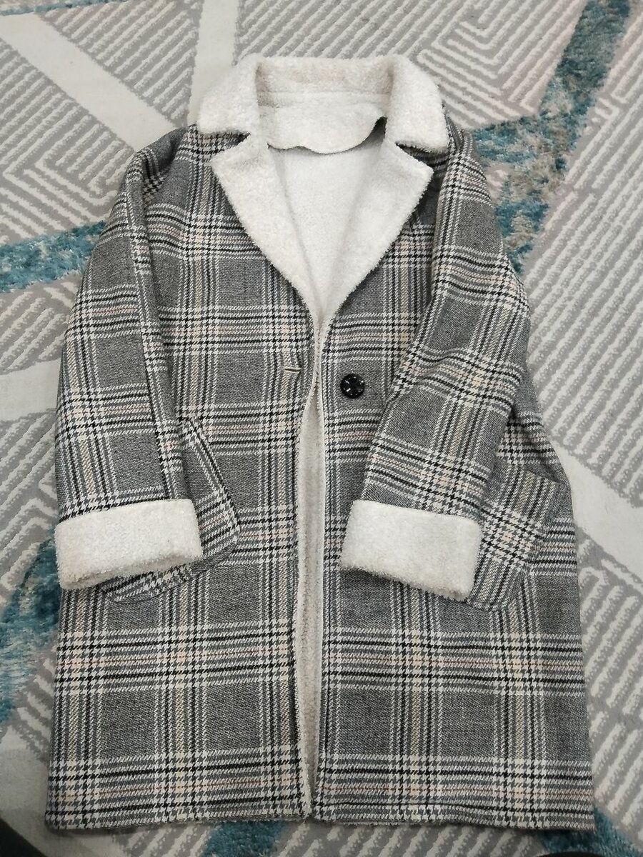 Теплое клеточное верх вида пальто