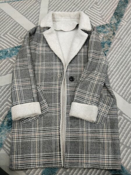 Теплое клеточное верх вида пальто