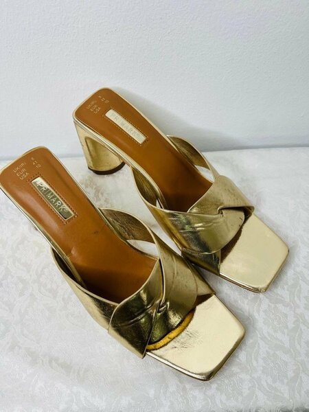 Sandales dorées à talons carrés