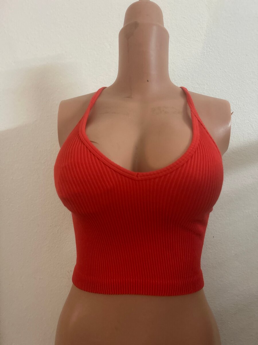 Top court rouge côtelé