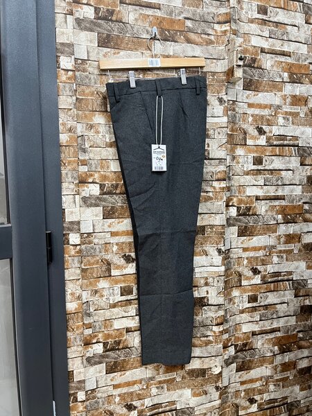 Pantalon gris élégant homme