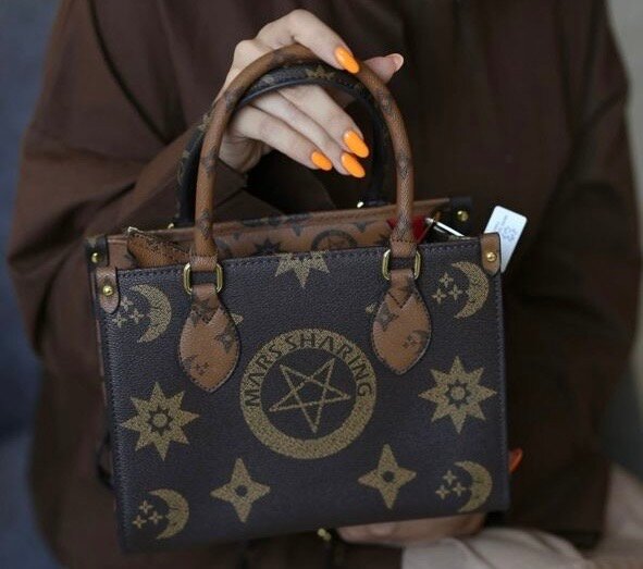 Sac à main en cuir noir motif ésotérique