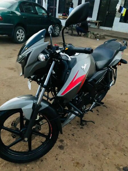 Moto sportive 150cc élégante