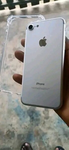 iPhone argent avec coque transparente
