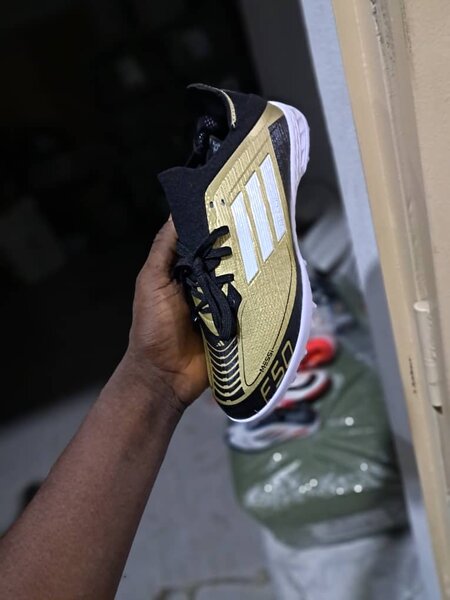 Chaussures de sport dorées