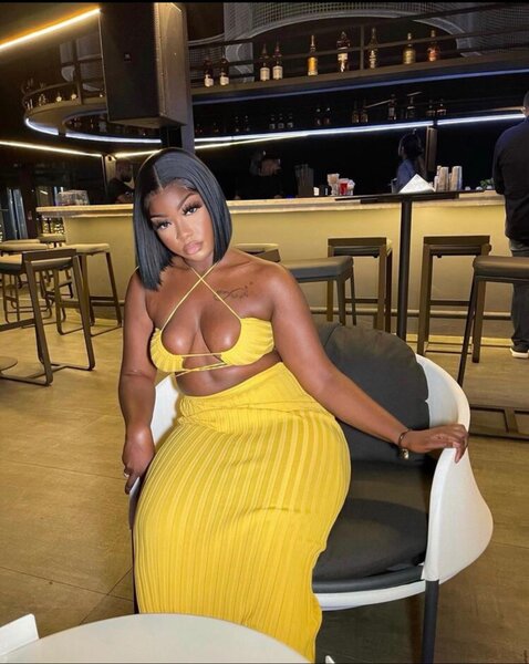 Robe élégante à découpes