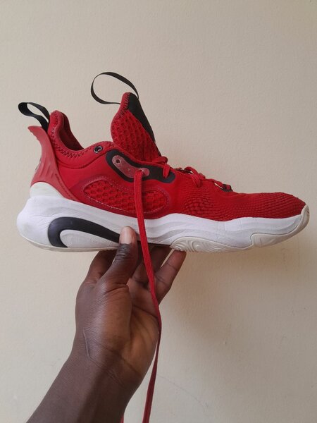 Chaussures de sport rouges