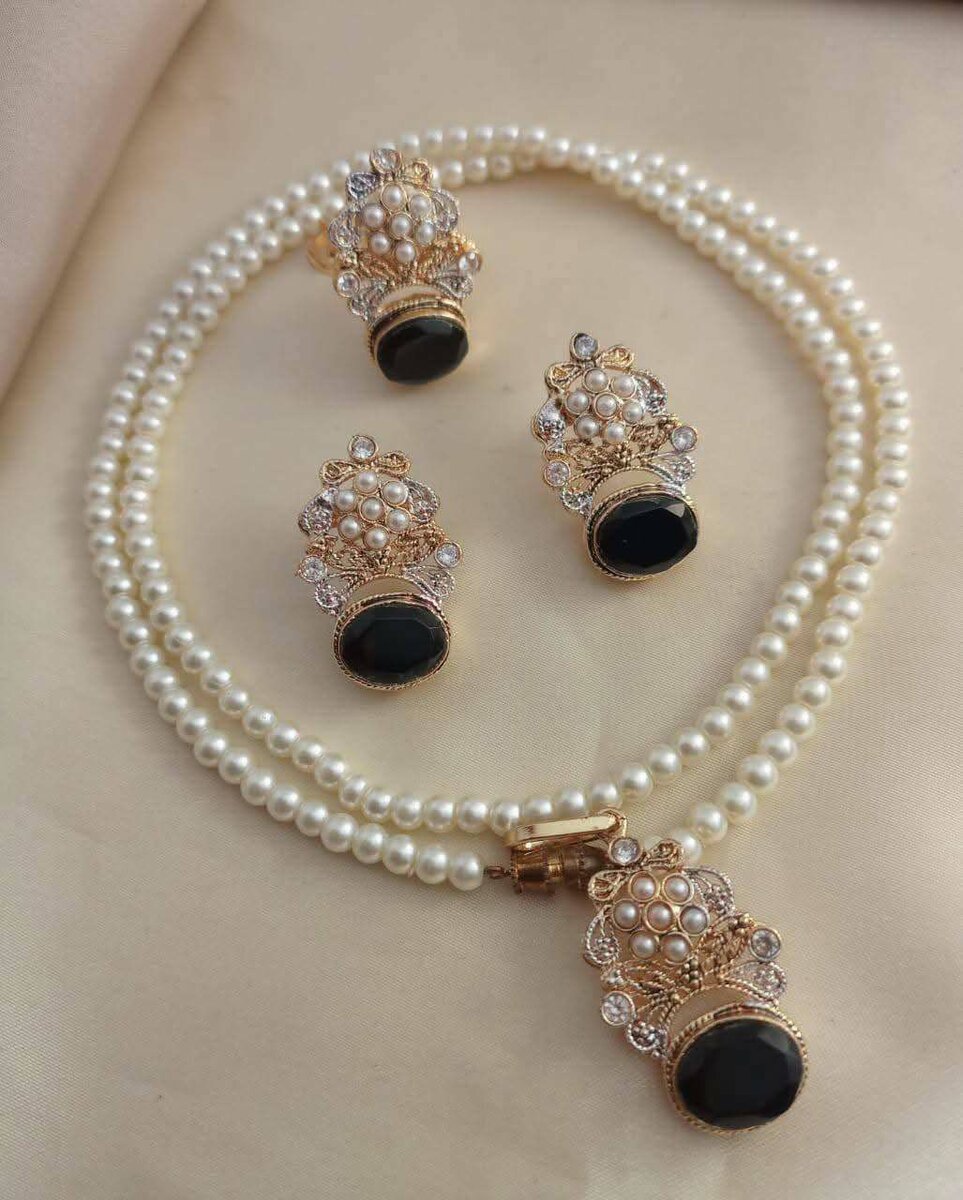 Ladies necklace and earrings set