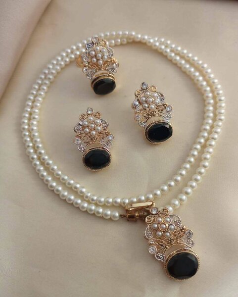 Ladies necklace and earrings set