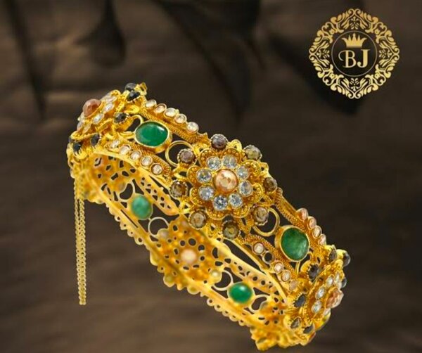 Engraved women's ring