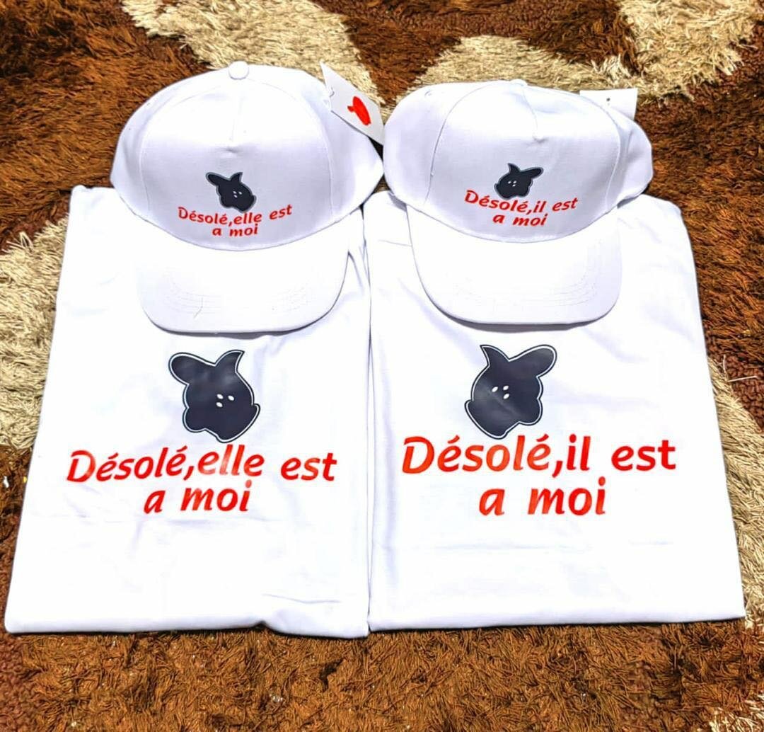 T-shirt et chapeau