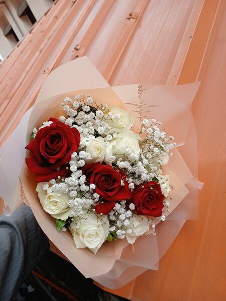 Bouquet de roses rouges et blanches