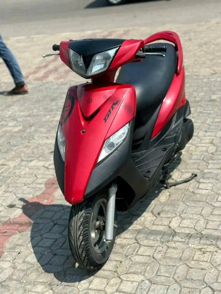 Scooter électrique rouge stylé