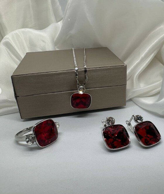 Комплект украшений с камнями
