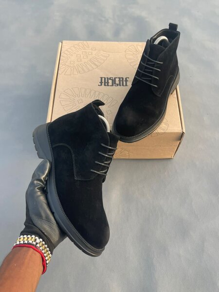 Bottes en daim noir élégantes