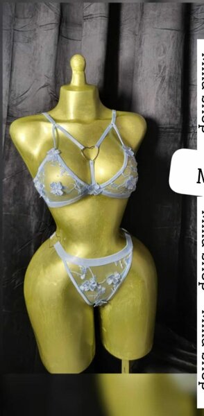 Lingerie en dentelle transparente