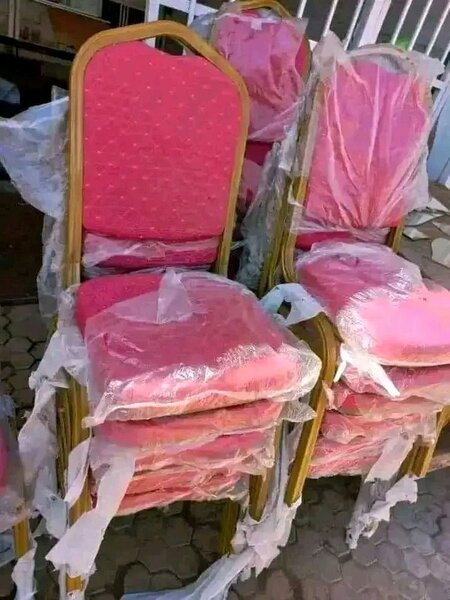 Chaises pliantes roses pour événements