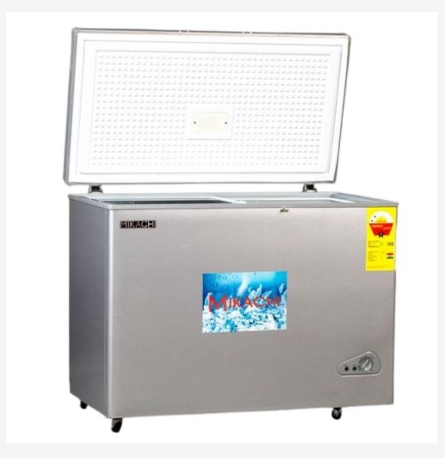 Chest freezer with door lock