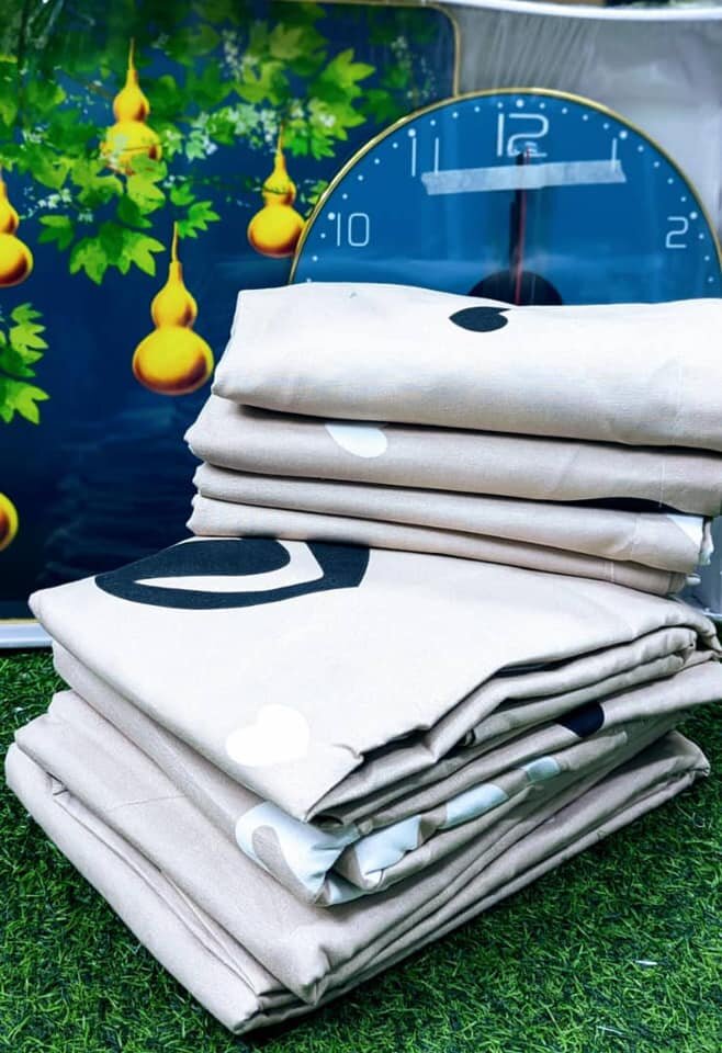  set includes 2 bedsheets and 4 pillowcases.