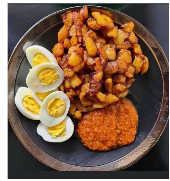 Alloco avec œufs et sauce