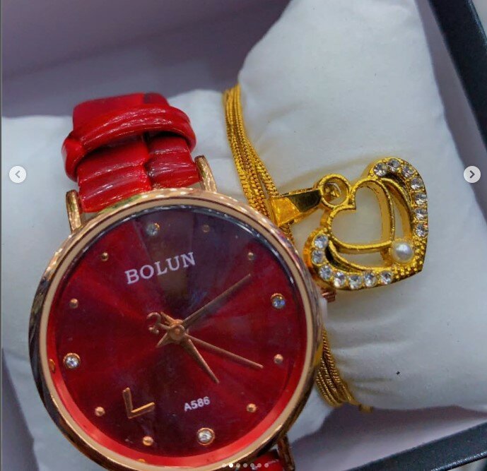 Stylish women's watch with bracelet